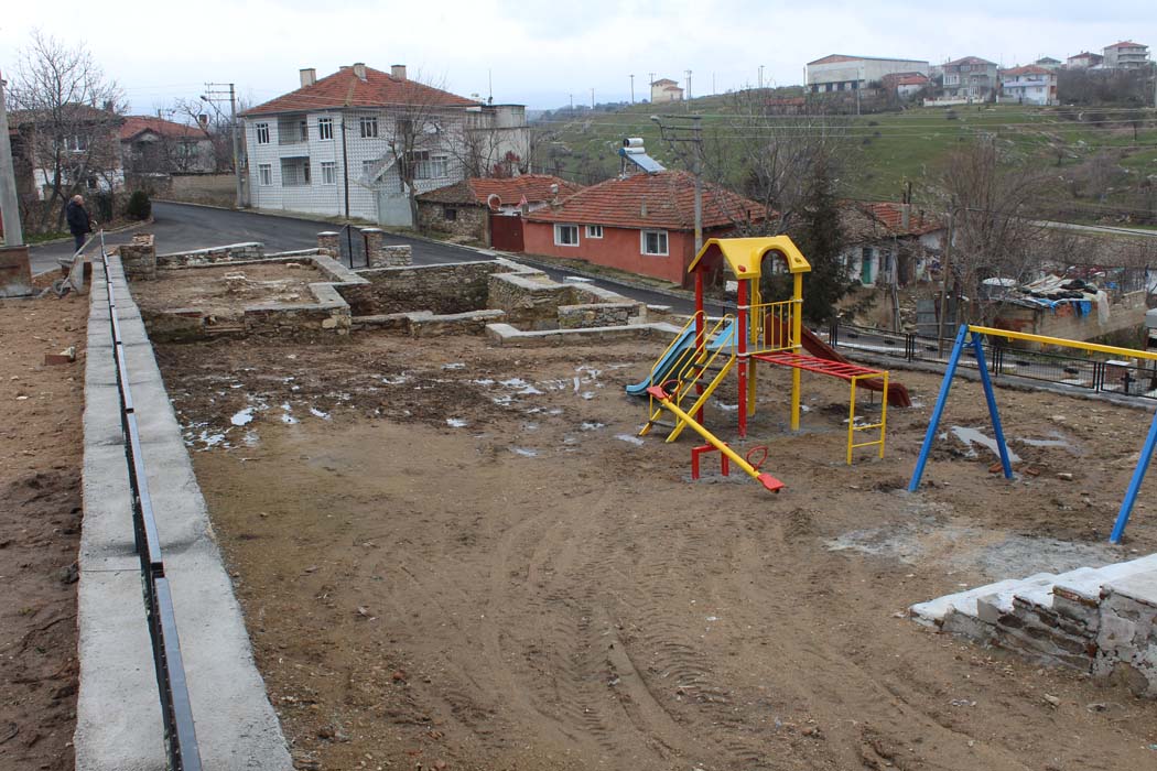 Mehmetçavuş Mahallesinde bulunan eski okul binasının etrafındaki park alanı çalışmaları devam ediyor…