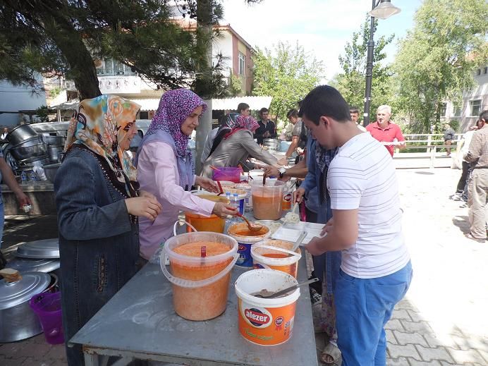 Eller yağmur için açıldı