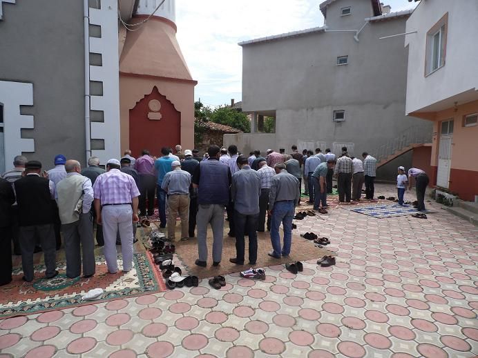 Eller yağmur için açıldı