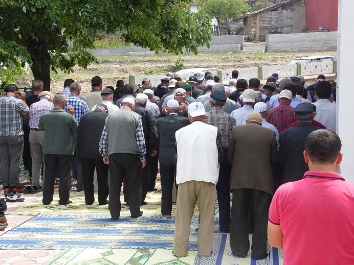 Eller yağmur için açıldı