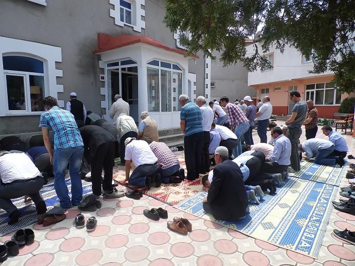 Eller yağmur için açıldı