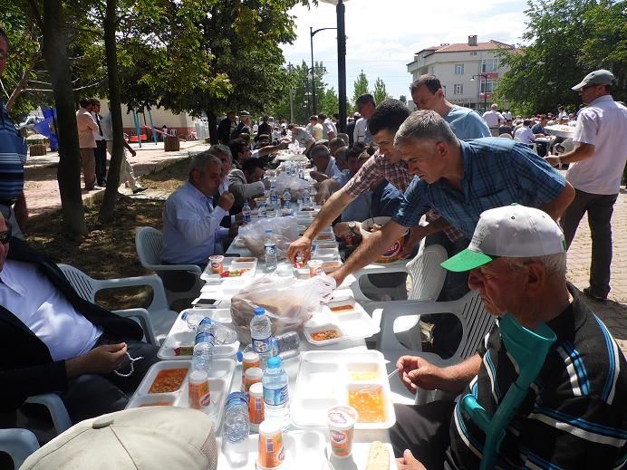 Eller yağmur için açıldı