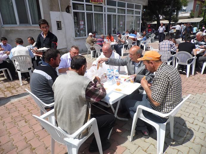 Eller yağmur için açıldı