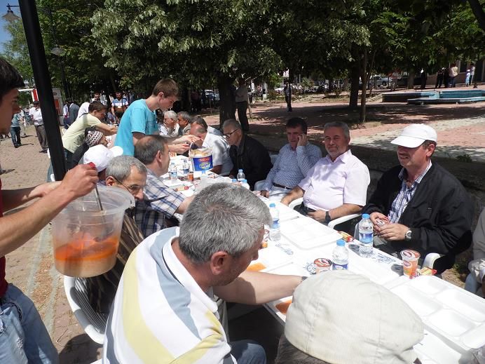 Eller yağmur için açıldı