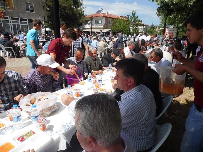 Eller yağmur için açıldı