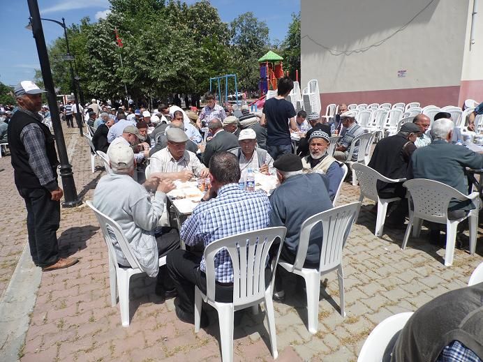 Eller yağmur için açıldı