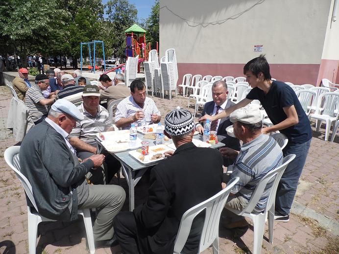 Eller yağmur için açıldı