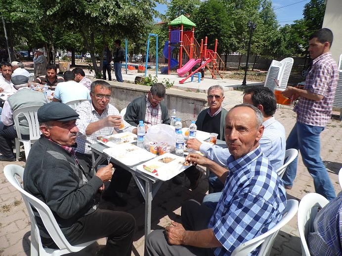 Eller yağmur için açıldı