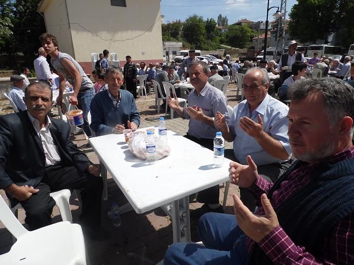 Eller yağmur için açıldı