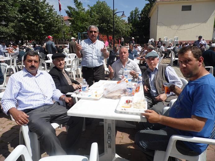 Eller yağmur için açıldı