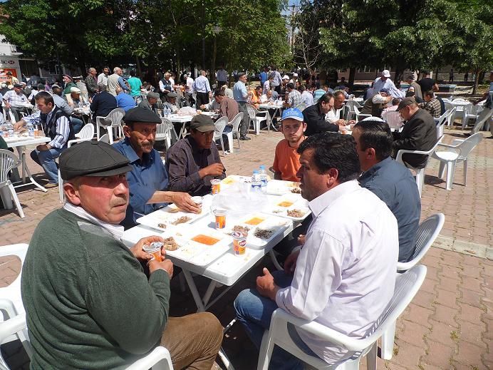 Eller yağmur için açıldı