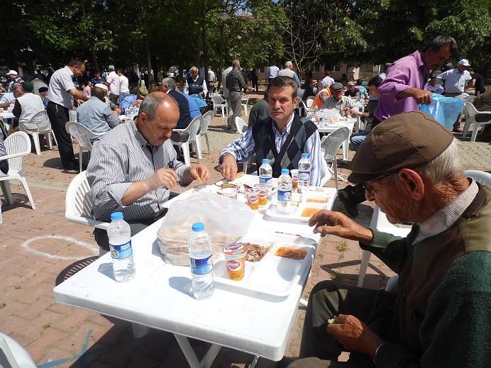 Eller yağmur için açıldı