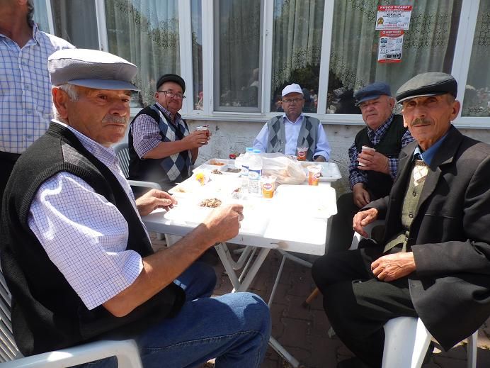 Eller yağmur için açıldı