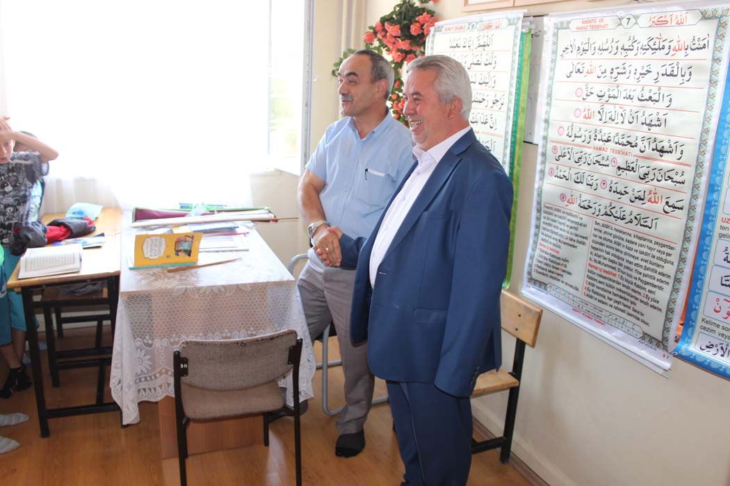 Kuran Kursu öğrencilerine Türk Bayrağı ve Kuran-ı Kerim