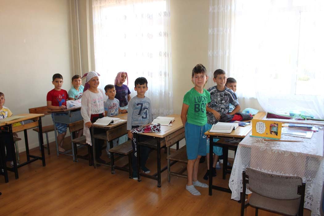 Kuran Kursu öğrencilerine Türk Bayrağı ve Kuran-ı Kerim