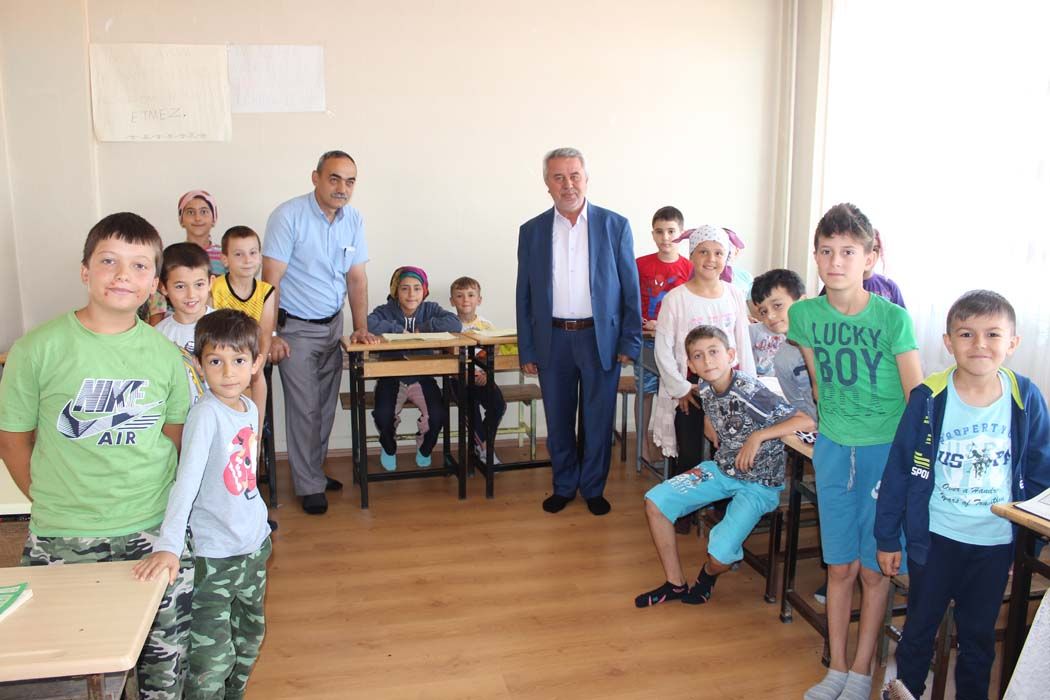 Kuran Kursu öğrencilerine Türk Bayrağı ve Kuran-ı Kerim