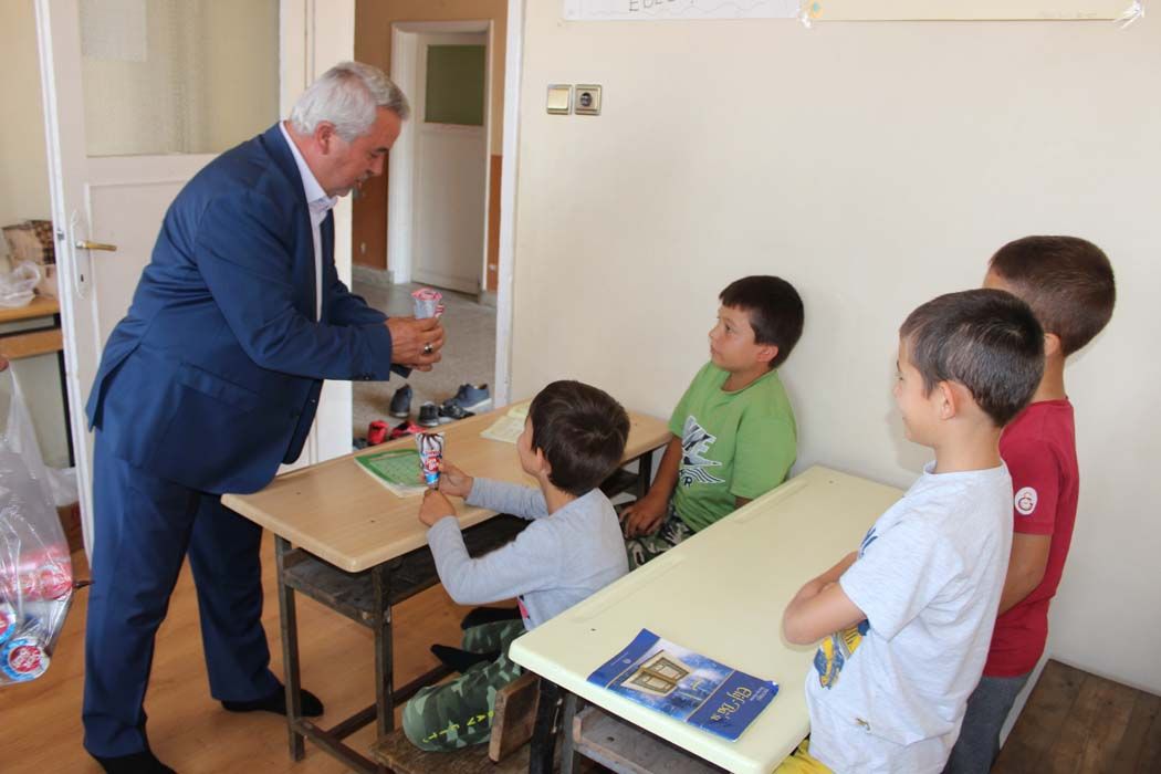 Kuran Kursu öğrencilerine Türk Bayrağı ve Kuran-ı Kerim