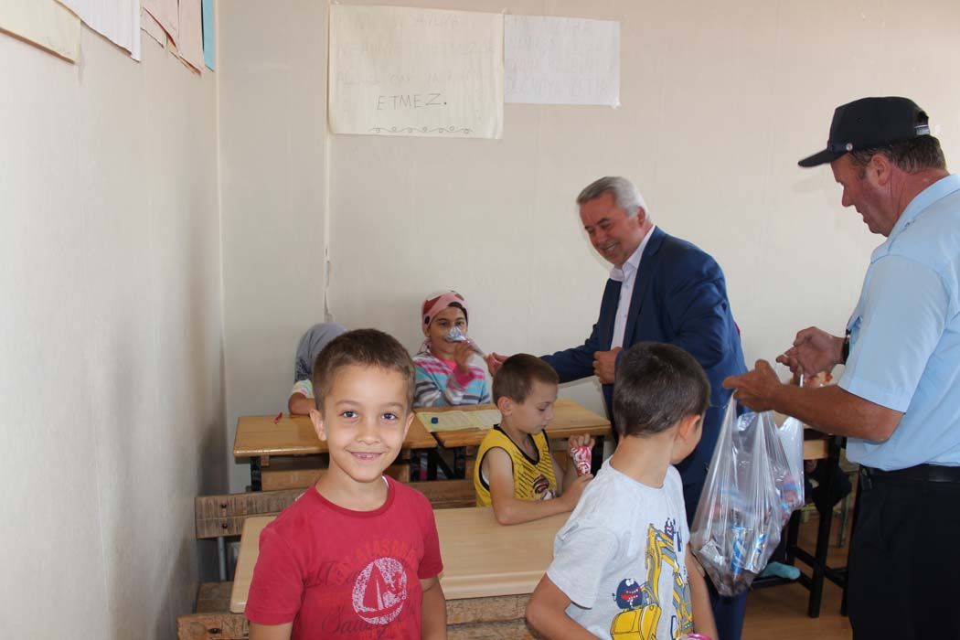 Kuran Kursu öğrencilerine Türk Bayrağı ve Kuran-ı Kerim