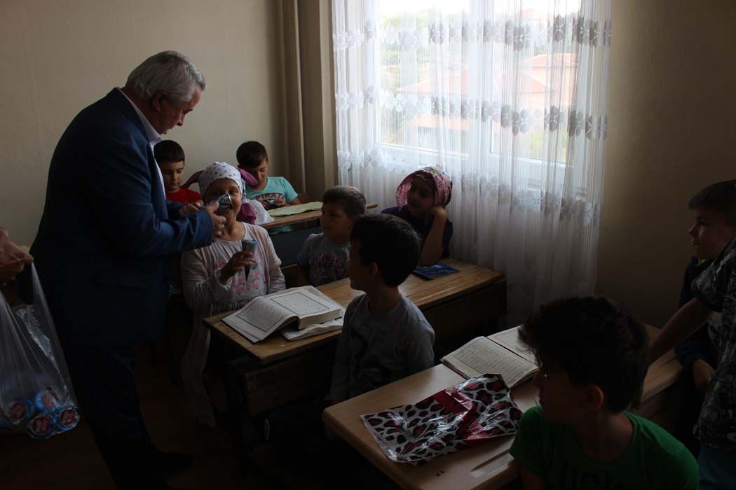 Kuran Kursu öğrencilerine Türk Bayrağı ve Kuran-ı Kerim