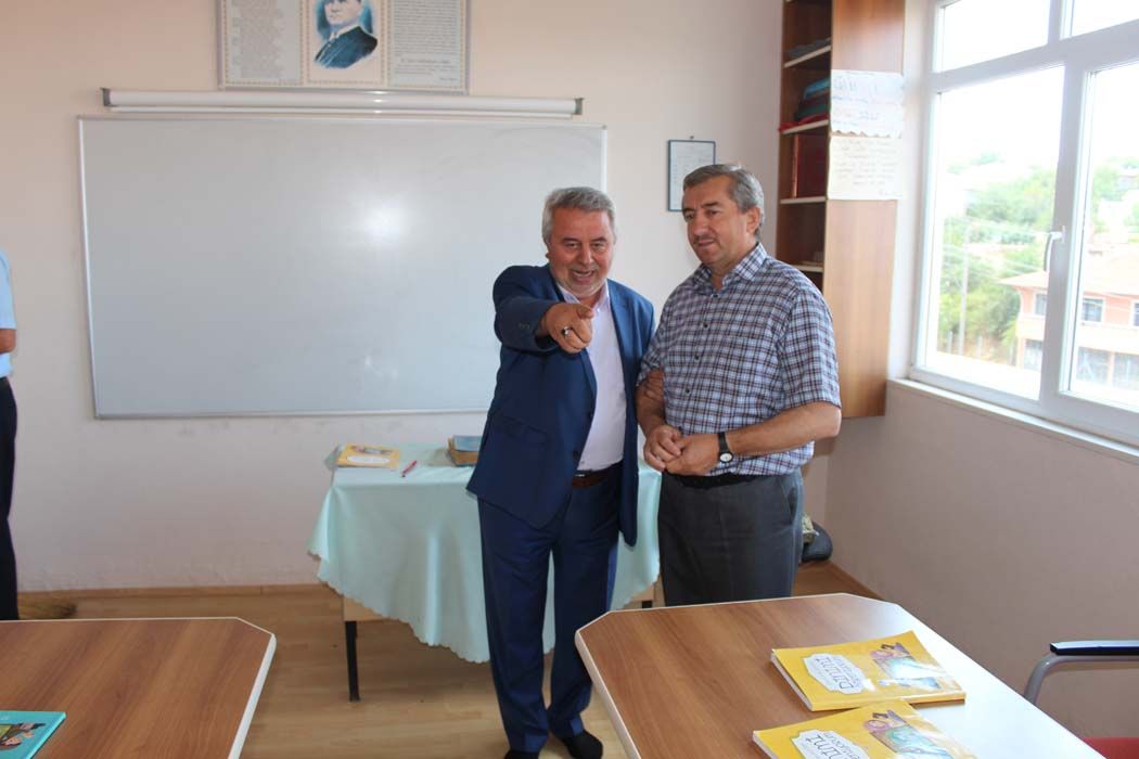 Kuran Kursu öğrencilerine Türk Bayrağı ve Kuran-ı Kerim