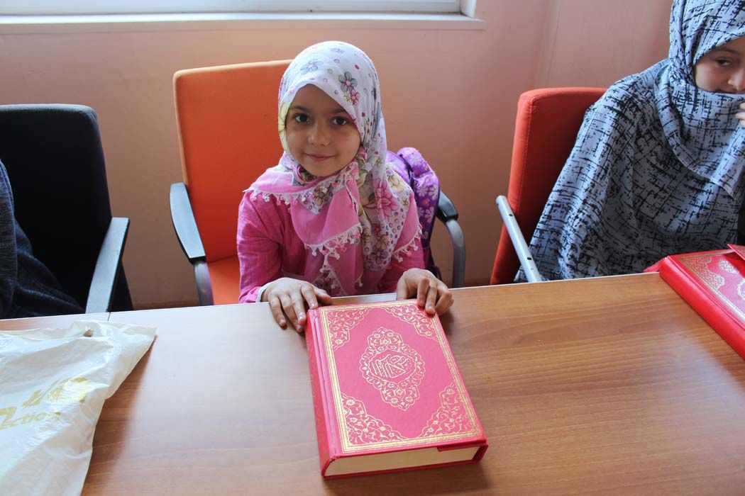 Kuran Kursu öğrencilerine Türk Bayrağı ve Kuran-ı Kerim