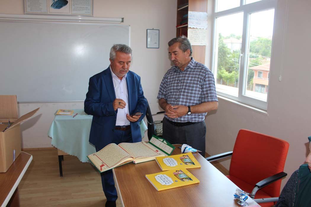 Kuran Kursu öğrencilerine Türk Bayrağı ve Kuran-ı Kerim