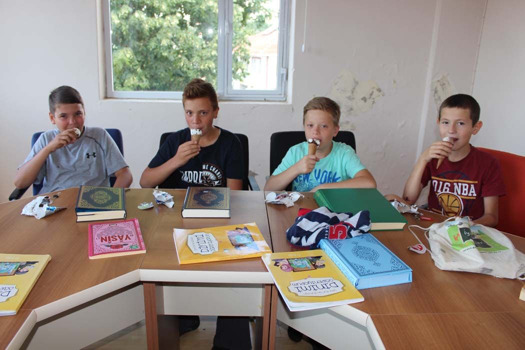 Kuran Kursu öğrencilerine Türk Bayrağı ve Kuran-ı Kerim