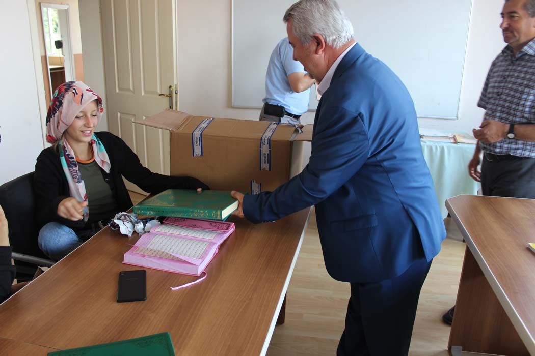 Kuran Kursu öğrencilerine Türk Bayrağı ve Kuran-ı Kerim