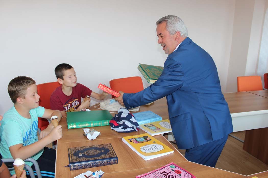 Kuran Kursu öğrencilerine Türk Bayrağı ve Kuran-ı Kerim