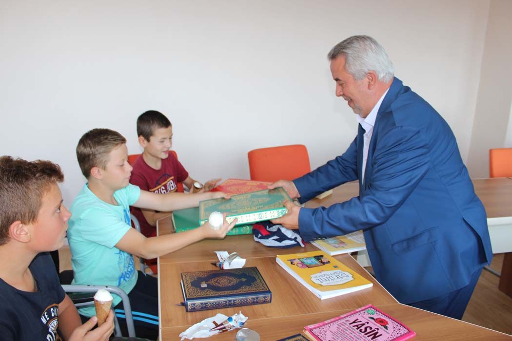 Kuran Kursu öğrencilerine Türk Bayrağı ve Kuran-ı Kerim