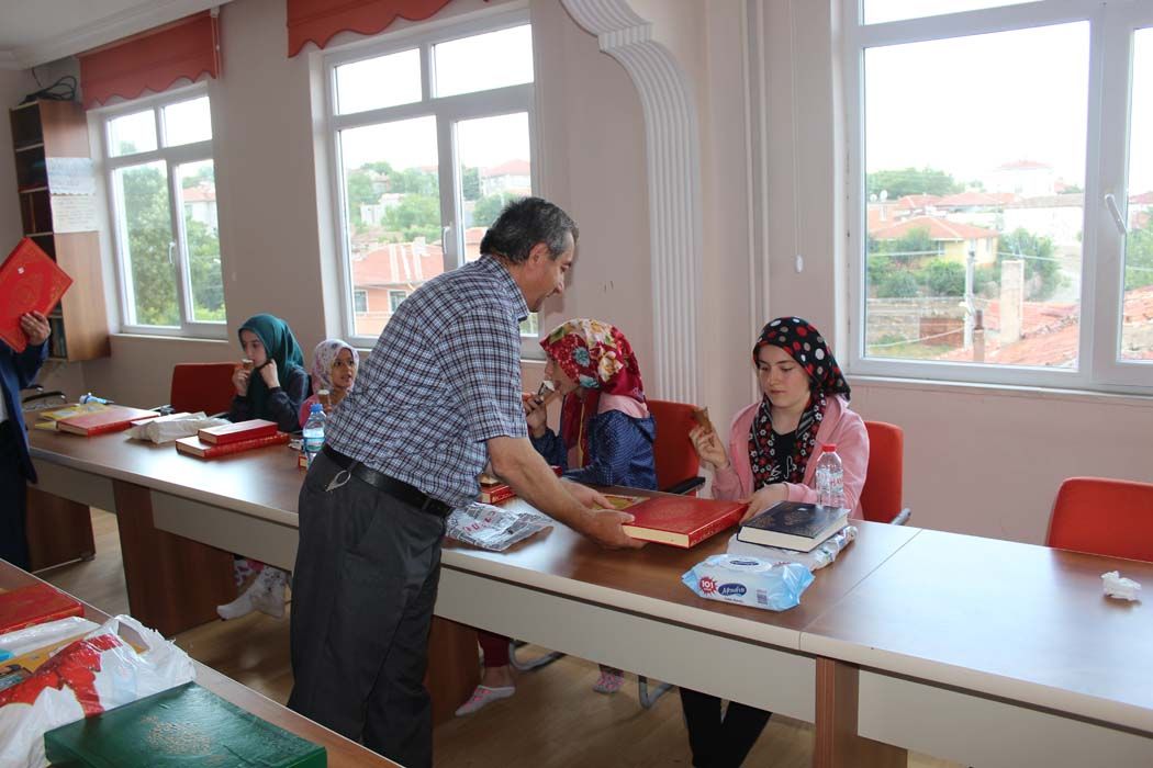 Kuran Kursu öğrencilerine Türk Bayrağı ve Kuran-ı Kerim