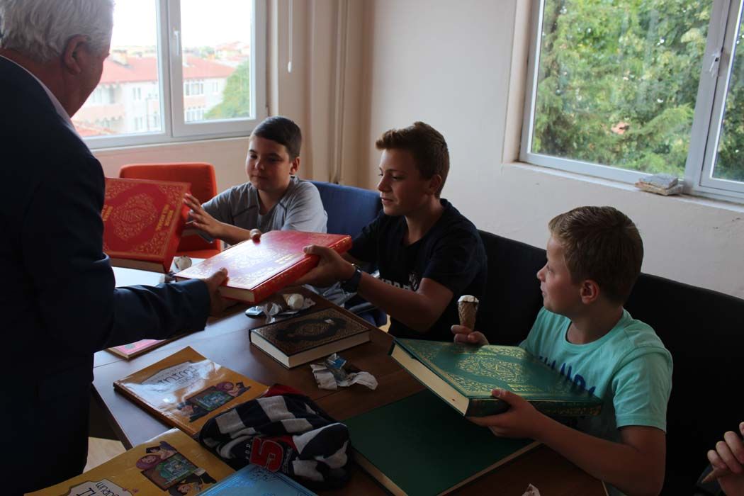 Kuran Kursu öğrencilerine Türk Bayrağı ve Kuran-ı Kerim