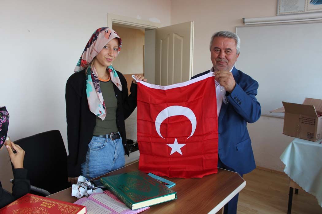 Kuran Kursu öğrencilerine Türk Bayrağı ve Kuran-ı Kerim