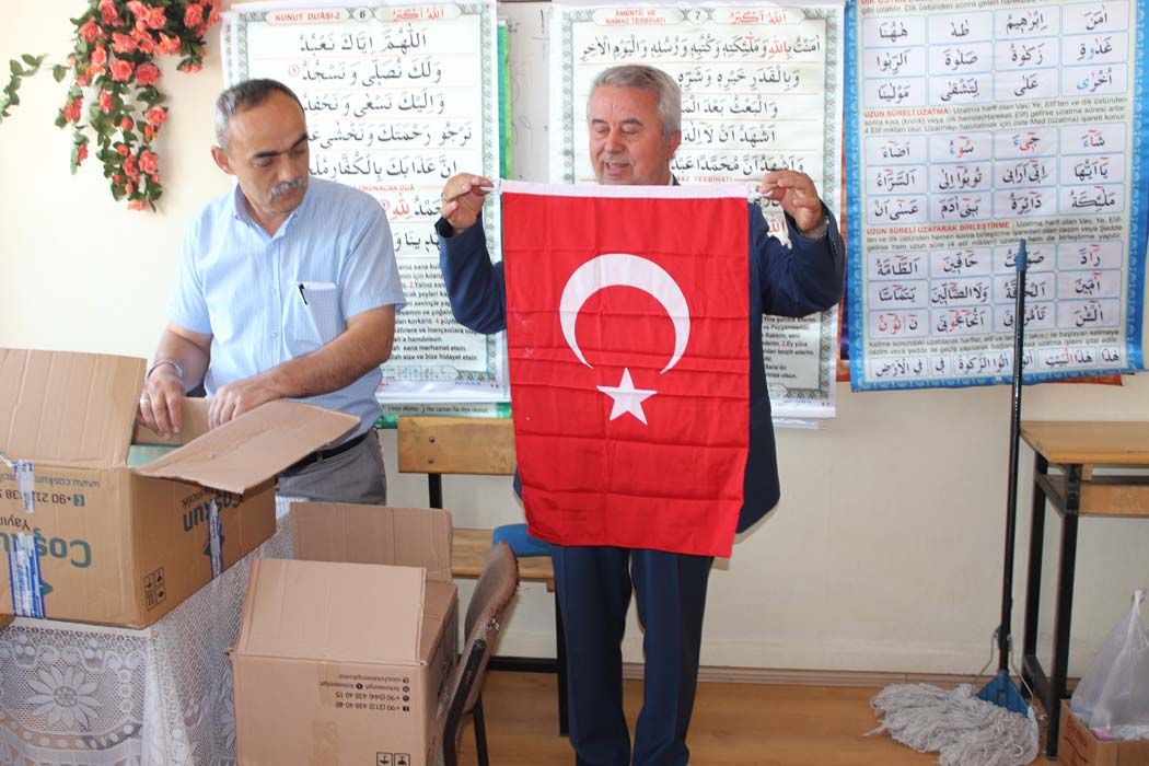 Kuran Kursu öğrencilerine Türk Bayrağı ve Kuran-ı Kerim