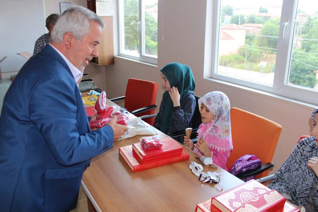 Kuran Kursu öğrencilerine Türk Bayrağı ve Kuran-ı Kerim