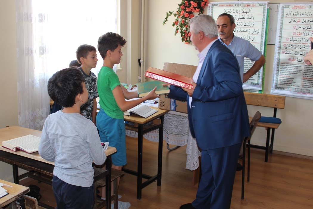 Kuran Kursu öğrencilerine Türk Bayrağı ve Kuran-ı Kerim