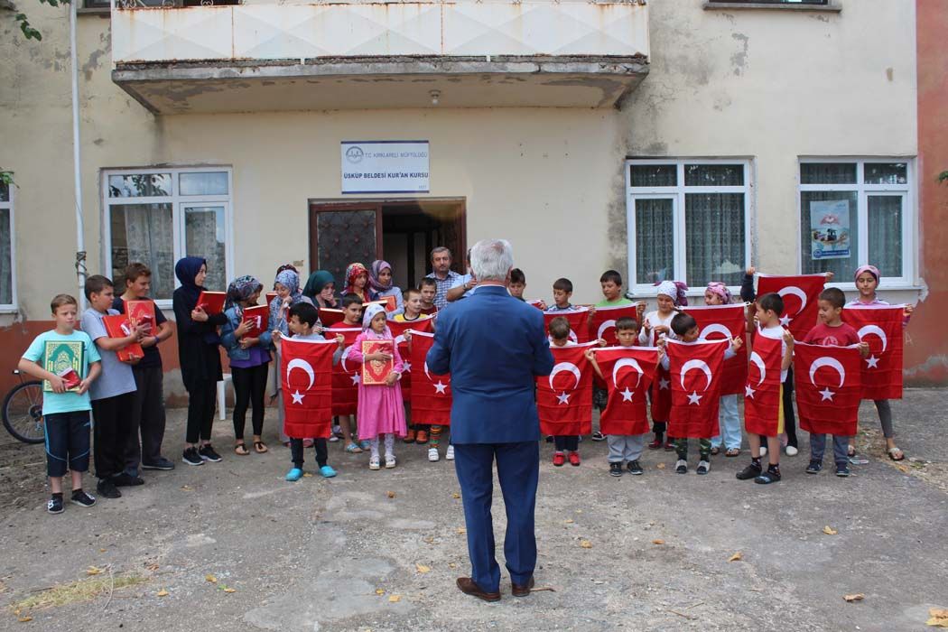 Kuran Kursu öğrencilerine Türk Bayrağı ve Kuran-ı Kerim