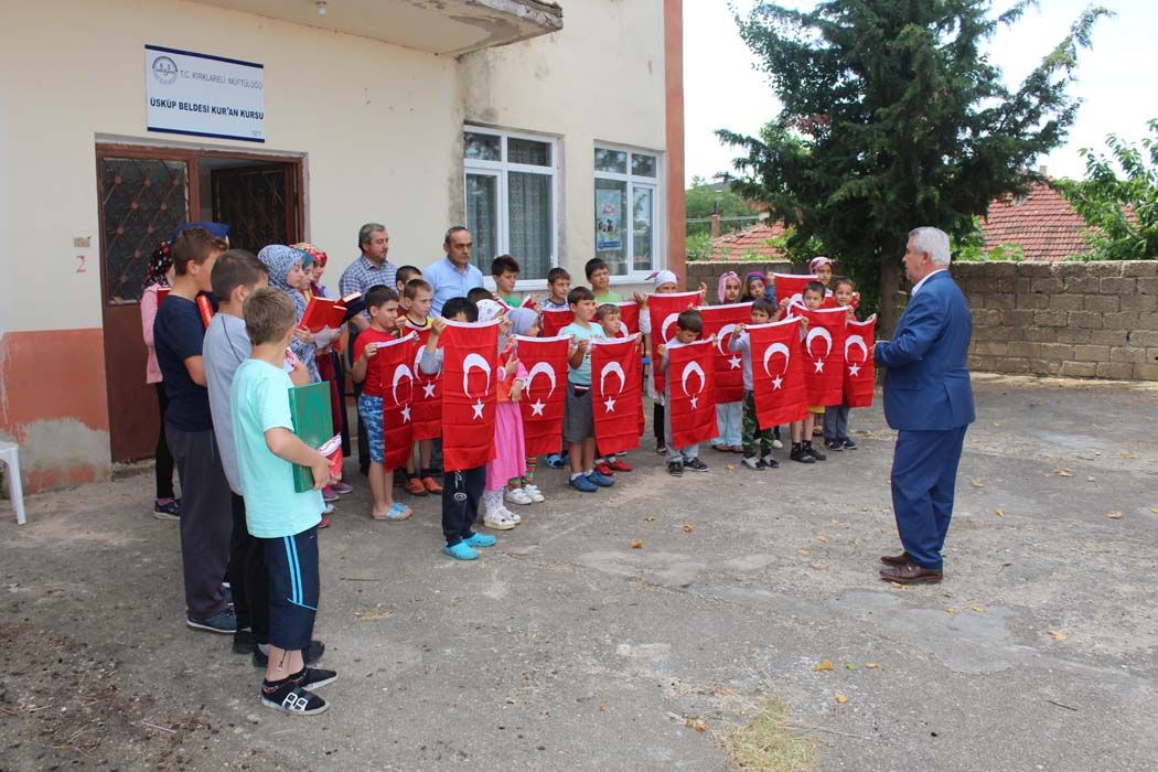 Kuran Kursu öğrencilerine Türk Bayrağı ve Kuran-ı Kerim