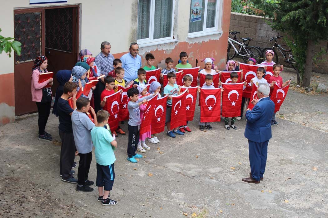 Kuran Kursu öğrencilerine Türk Bayrağı ve Kuran-ı Kerim