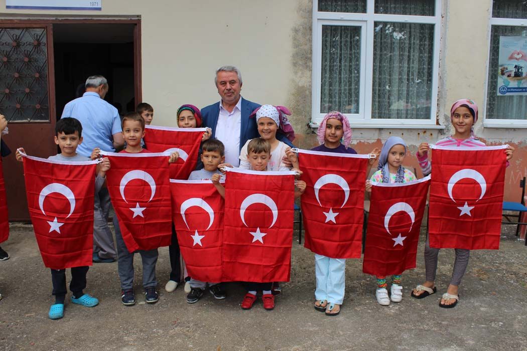 Kuran Kursu öğrencilerine Türk Bayrağı ve Kuran-ı Kerim