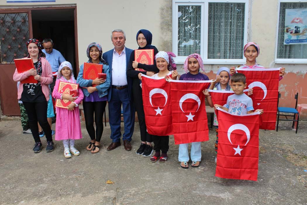 Kuran Kursu öğrencilerine Türk Bayrağı ve Kuran-ı Kerim