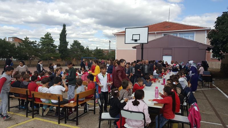 Üsküp Atatürk Ortaokulundan aşure ikramı…