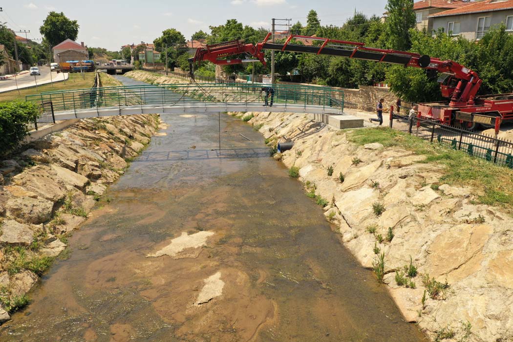 Beldemiz deresine konulan yaya köprüsü montajları tamamlanmak üzere…