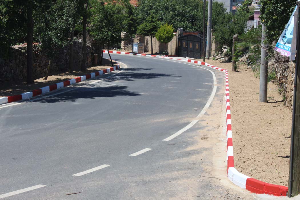 Asfalt yapılan yollarımızdaki kaldırım düzenleme çalışmaları hız kazandı…