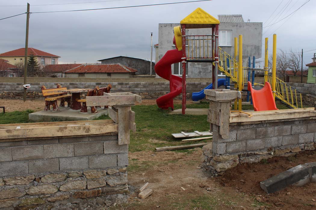 Arpalık Sokak ve Düzlük Sokak üzerinde bulunan park alanında düzenleme çalışmaları başladı…