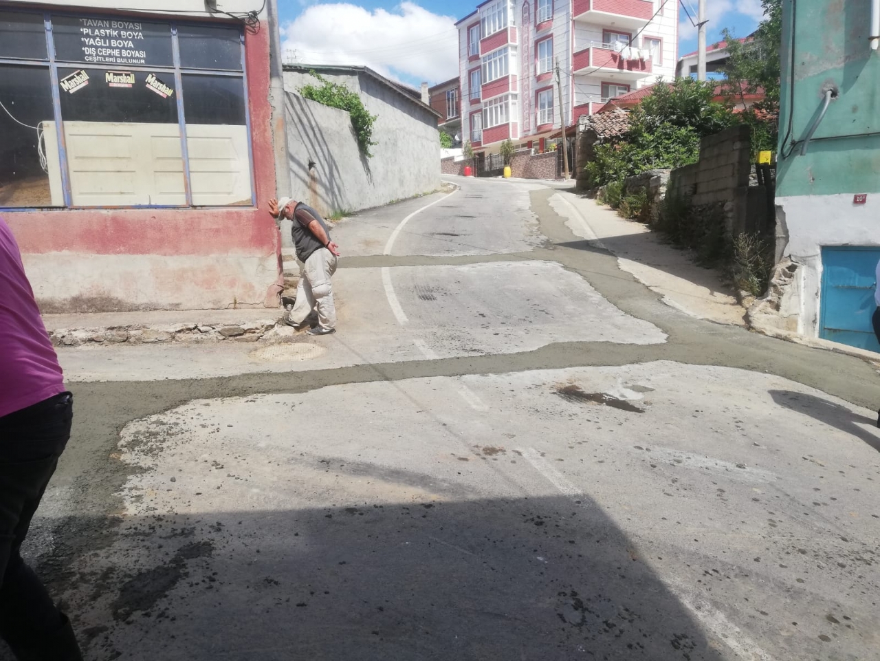Doğalgaz çalışmaları sebebiyle hasar gören yollarımızın tamirine başlandı…