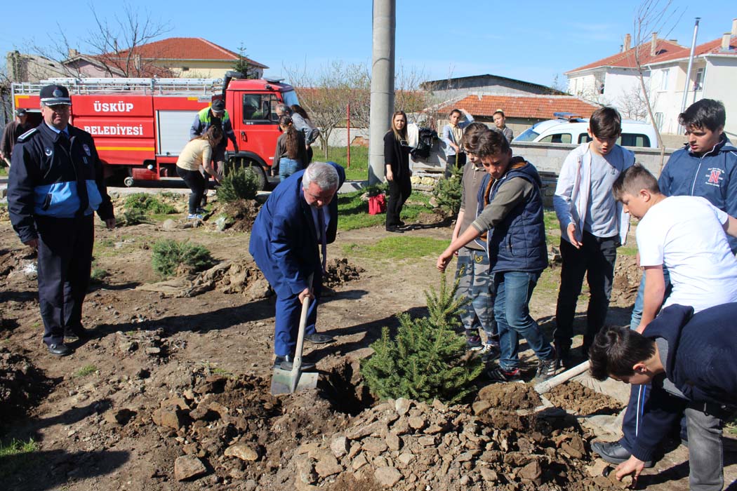 Belediye Başkanımız Hüseyin KASAP, öğrencilerle birlikte fidan dikti…