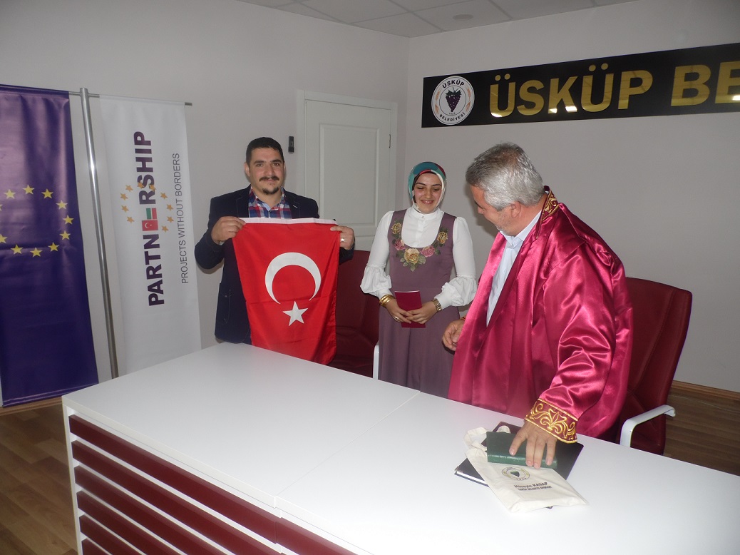 Belediyemizden nikah yapan çiftlere Kuran-ı Kerim ve Türk bayrağı…