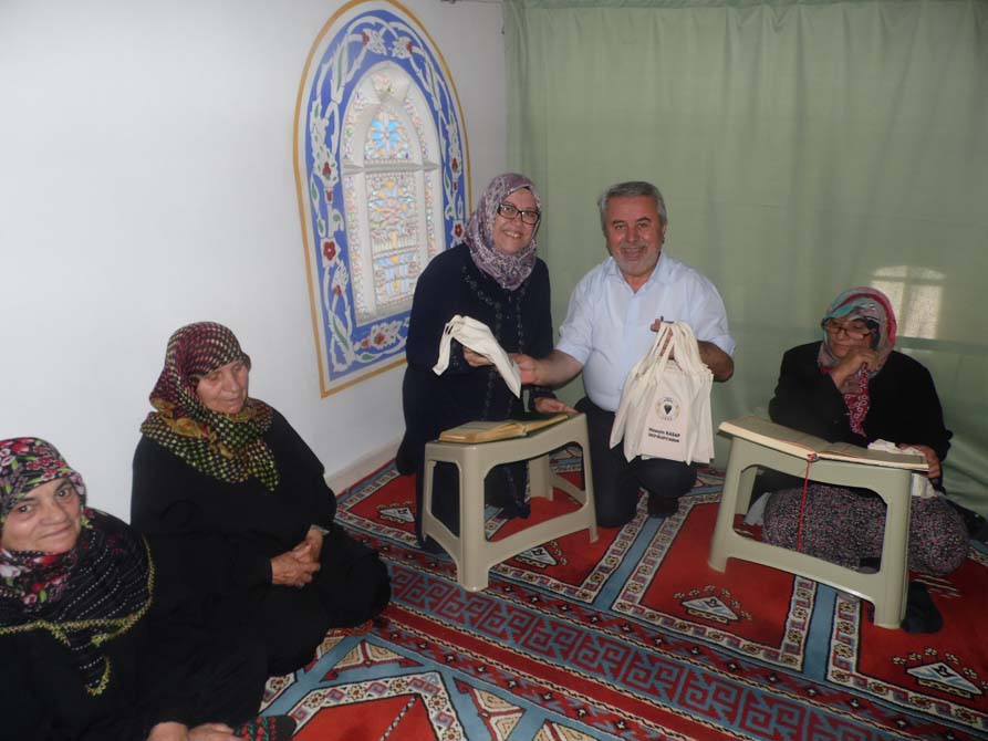 Belediye Başkanımızdan Kuran-ı Kerim ve Türk Bayrağı hediyesi