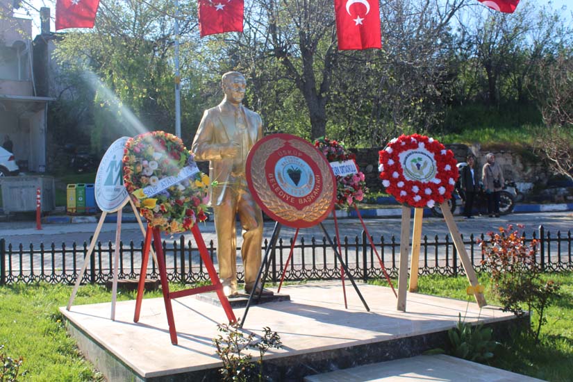 Ulusal Egemenlik ve &Ccedil;ocuk Bayramı m&uuml;nasebetiyle &ccedil;elenk t&ouml;reni d&uuml;zenlendi&hellip;